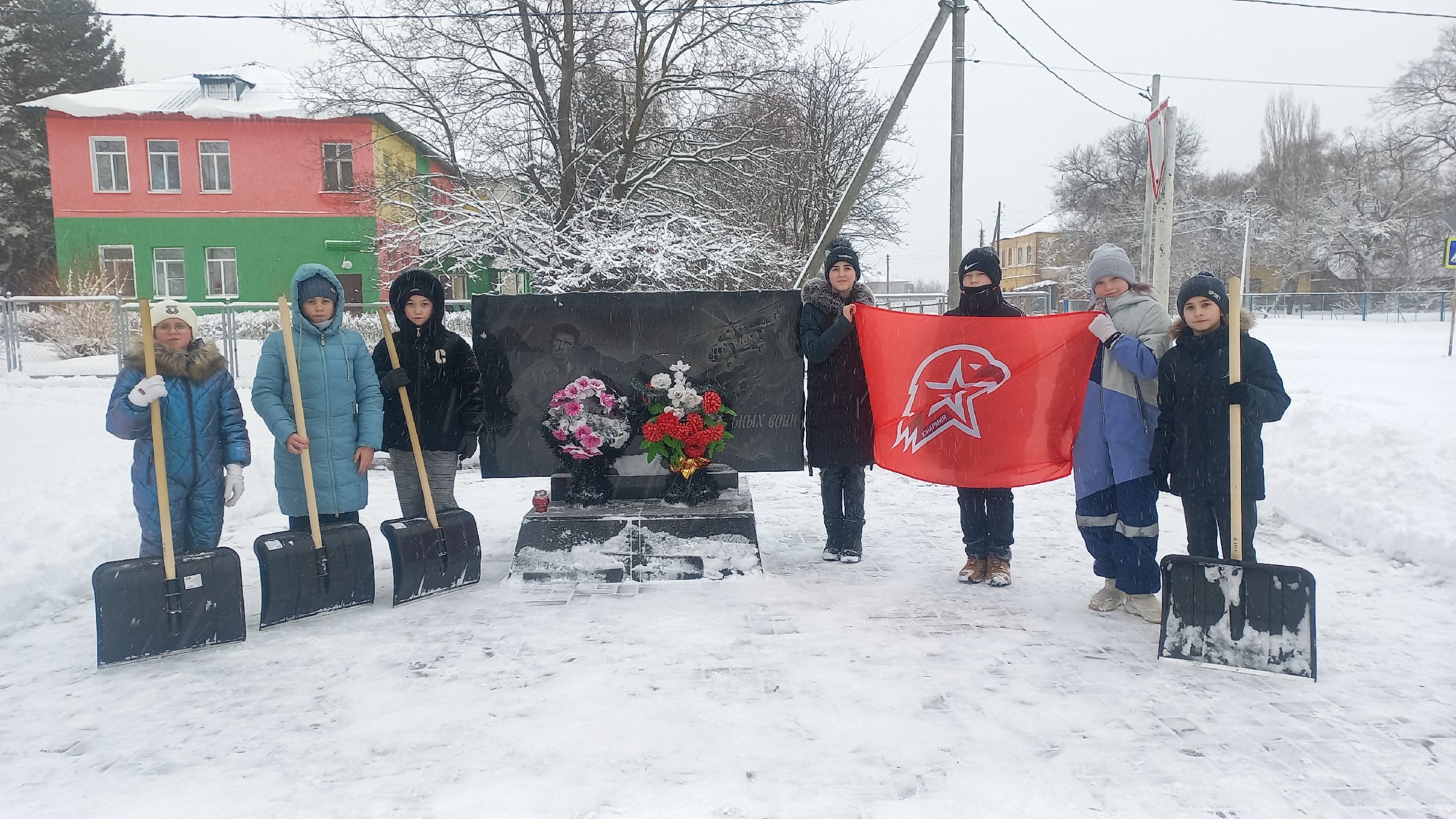 «Малая часть нашей благодарности»: саратовские школьники расчистили воинские памятники от снега